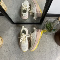 Råhvide letvægtssko med rosa Nonslip ydersål