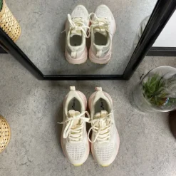 Råhvide letvægtssko med rosa Nonslip ydersål