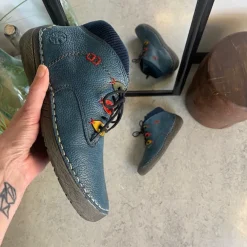 Rieker – kort blå støvle med snøre og lynlås.