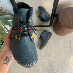 Rieker – kort blå støvle med snøre og lynlås.