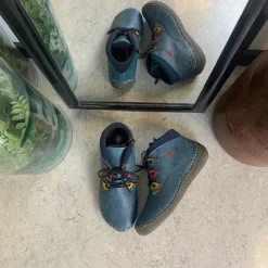 Rieker – kort blå støvle med snøre og lynlås.