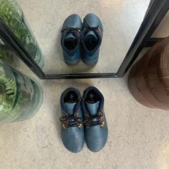 Rieker – kort blå støvle med snøre og lynlås.