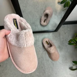 Rosa hjemmesko med synlig pelskant