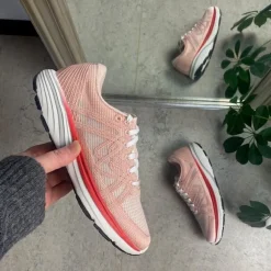 Rosa letvægts sko fra MBT