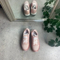 Rosa letvægts sko fra MBT