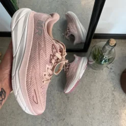Rosa sneakers med åndbar overdel