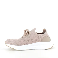 Sandfarvet åndbar slip on sko fra Endurance