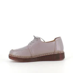 Sandfarvet snøresko i læder med god stødabsorbering.