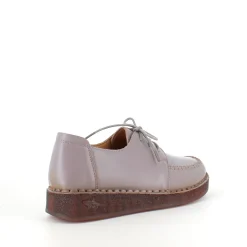 Sandfarvet snøresko i læder med god stødabsorbering.