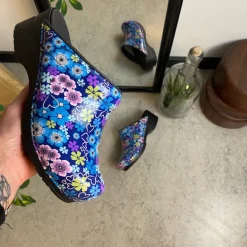 Sanita tøffel-træsko med blå og lilla blomster