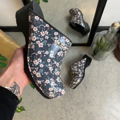 Sanita tøffel-træsko med sort/hvide blomster