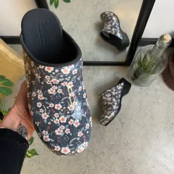 Sanita tøffel-træsko med sort/hvide blomster