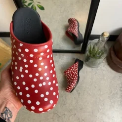 Sanita træsko med rødt og hvidt prikmønster