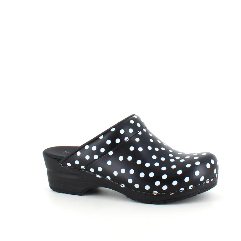 Sanita træsko med sort og hvidt prikmønster