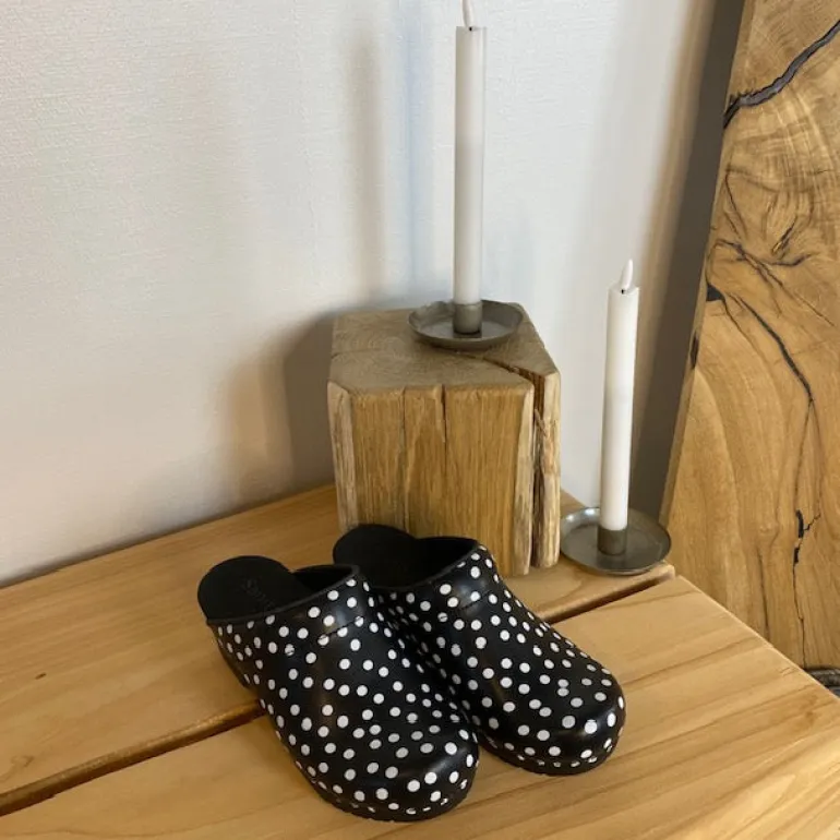 Sanita træsko med sort og hvidt prikmønster