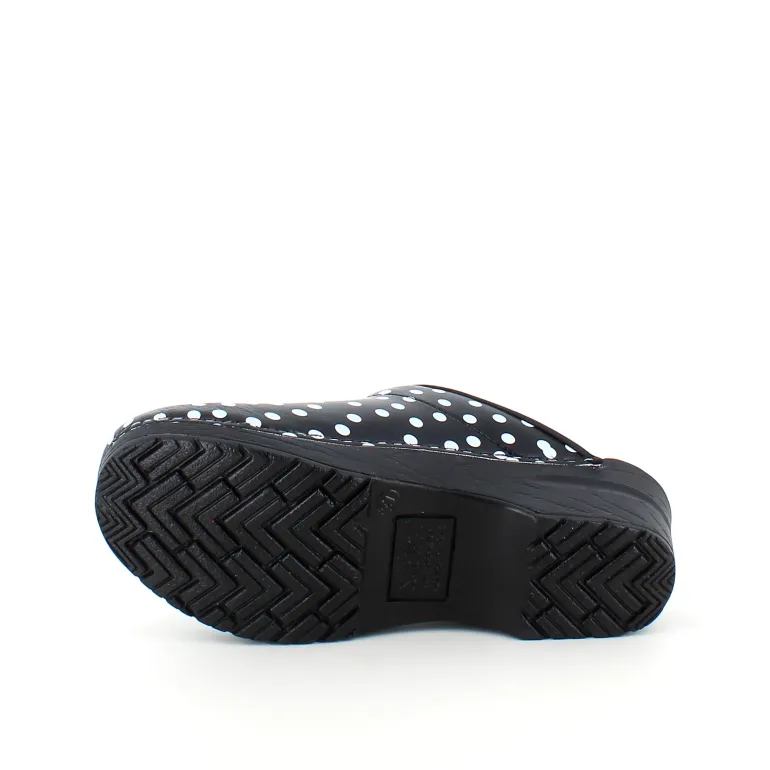 Sanita træsko med sort og hvidt prikmønster