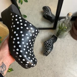 Sanita træsko med sort og hvidt prikmønster