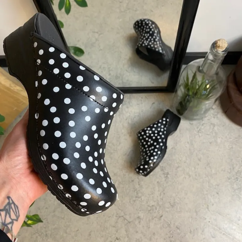 Sanita træsko med sort og hvidt prikmønster