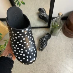 Sanita træsko med sort og hvidt prikmønster