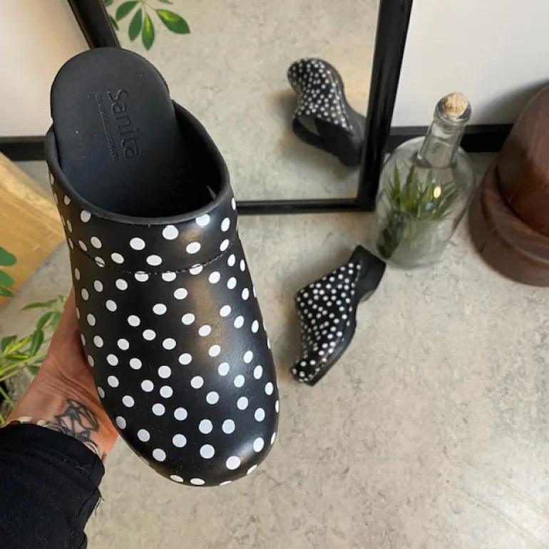 Sanita træsko med sort og hvidt prikmønster