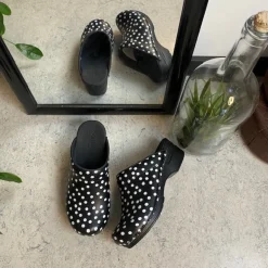 Sanita træsko med sort og hvidt prikmønster