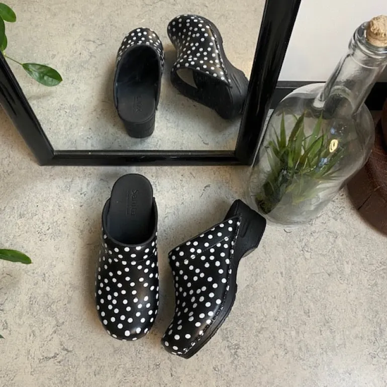 Sanita træsko med sort og hvidt prikmønster