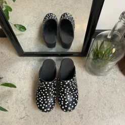 Sanita træsko med sort og hvidt prikmønster