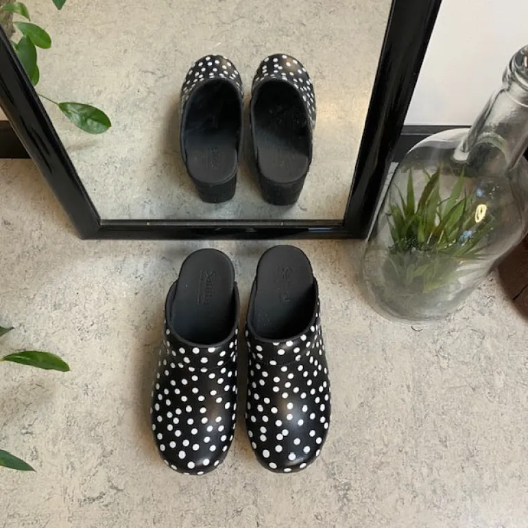 Sanita træsko med sort og hvidt prikmønster