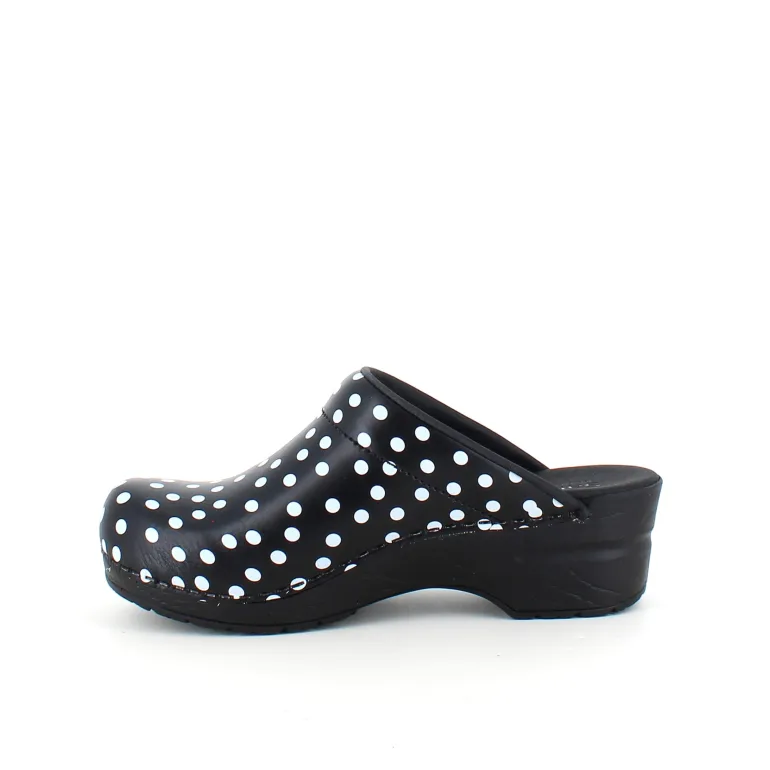Sanita træsko med sort og hvidt prikmønster