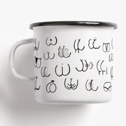 Sjov emaljekop med humoristisk numse-print – perfekt gaveidé