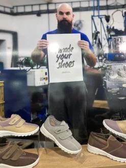 Sko med velcro og bred pasform og regulerbar hælrem