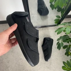 Sko med velcro og bred pasform og regulerbar hælrem