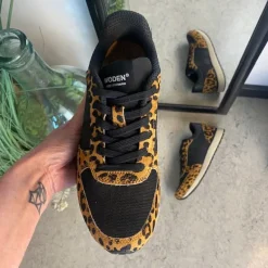 Smarte Woden sneakers i sort mix med leopardmønster.
