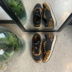 Smarte Woden sneakers i sort mix med leopardmønster.