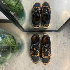 Smarte Woden sneakers i sort mix med leopardmønster.