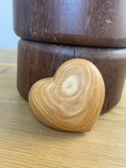 Smukt og dekorativt hjerte i træ - perfekt som gave til en man holder af