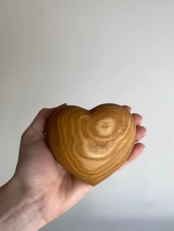 Smukt og dekorativt hjerte i træ - perfekt som gave til en man holder af