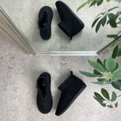 Sort bamsestøvle med blødt foer og kort skaft