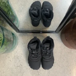 Sort barfodssko med fleksibel gummisål, praktisk klemmelukning og let for