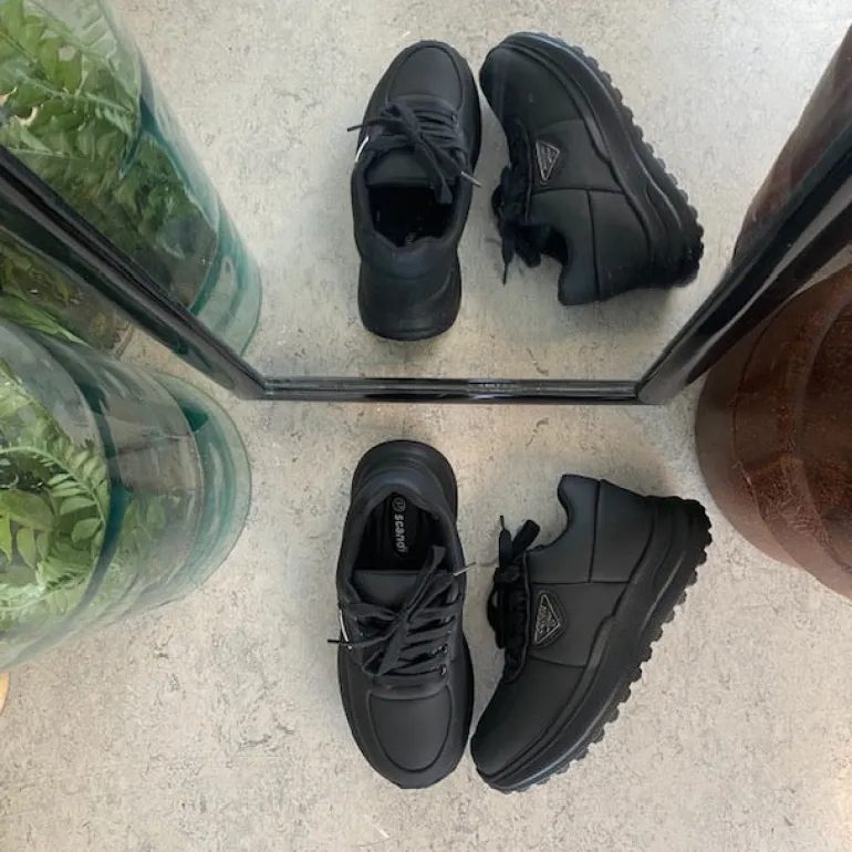 Sort damesko i blød PU med snørebånd og dekorative syninger – komfortabel hverdagssko