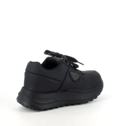 Sort damesko i blød PU med snørebånd og dekorative syninger – komfortabel hverdagssko