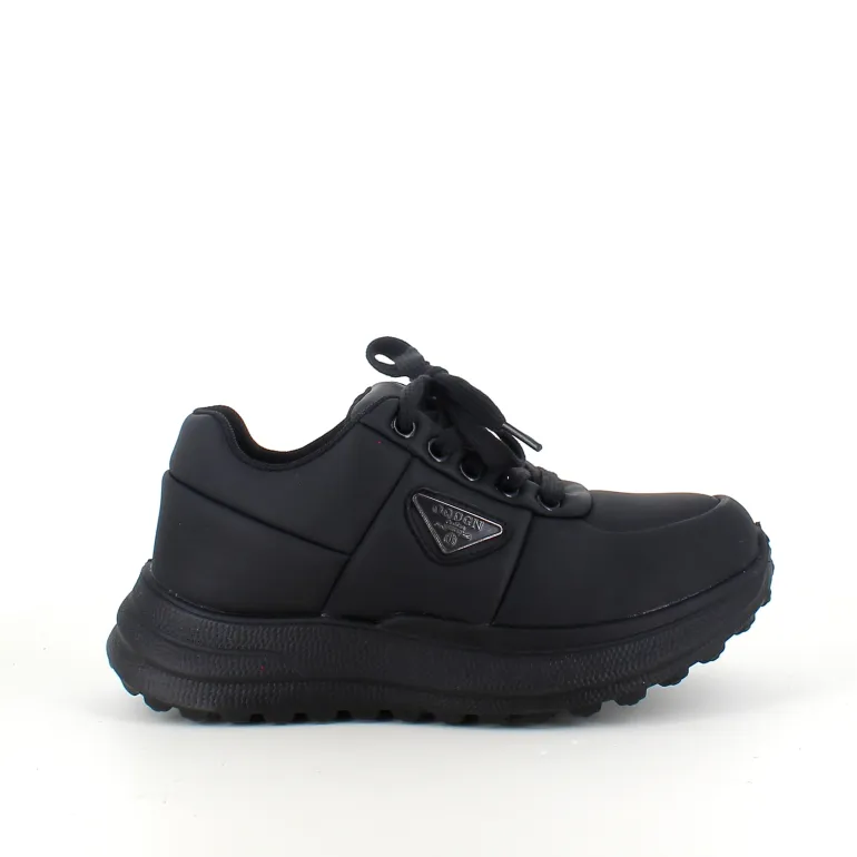 Sort damesko i blød PU med snørebånd og dekorative syninger – komfortabel hverdagssko