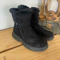 Sort damestøvle med varmt for og lynlås