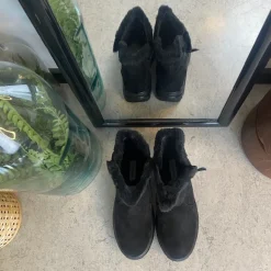 Sort damestøvle med varmt for og lynlås