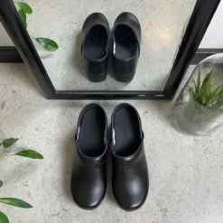 Sort fleksibel Sanita-træsko med hælkappe.