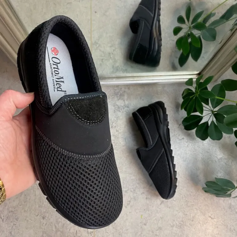 Sort fleksibel sko med skridhæmmende såler