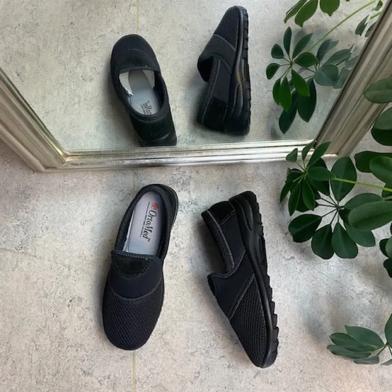 Sort fleksibel sko med skridhæmmende såler