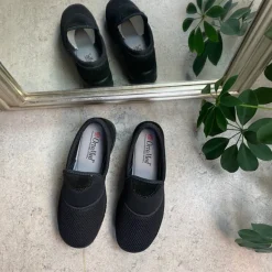 Sort fleksibel sko med skridhæmmende såler