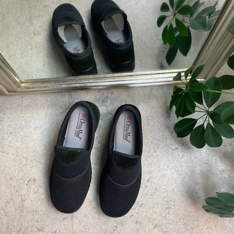 Sort fleksibel sko med skridhæmmende såler