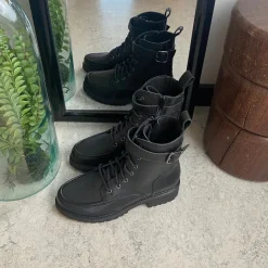 Sort Green Comfort snørestøvle med spænde